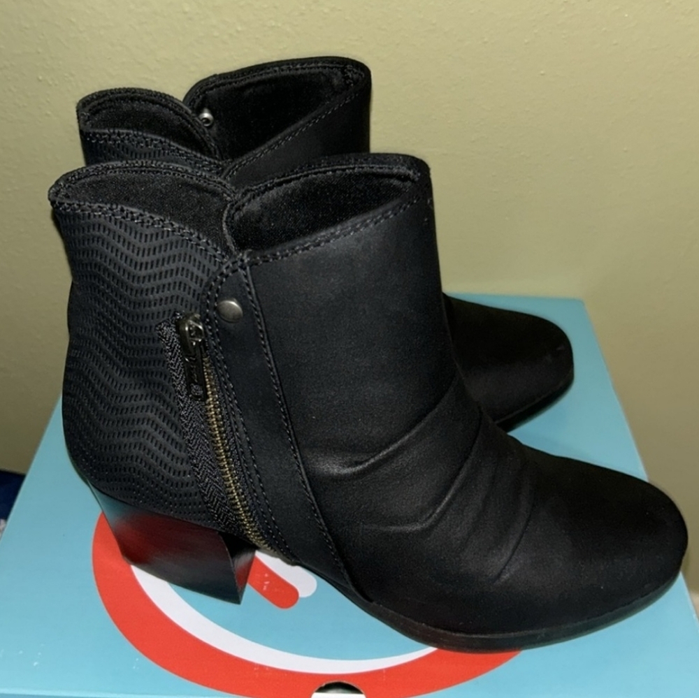 Beartraps Langley boots. Black. Size 8.5.  EUC. Comes with original box